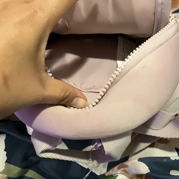 It a pink Reebok mini backpack - Picture 3 of 3